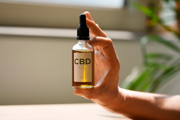 무료 사진 cbd 오일을 들고 여자를 닫습니다