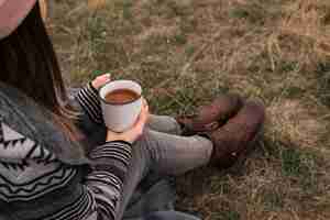 Free photo close-up woman holding coffee cup