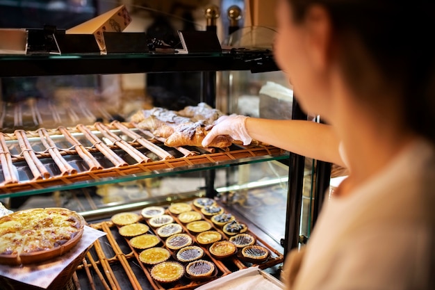 Free photo close up woman holding croissant