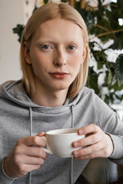 Foto gratuita tazza della holding della donna del primo piano