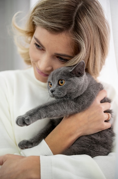 Foto gratuita primo piano donna che tiene simpatico gatto