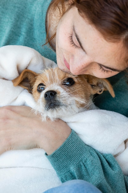 かわいい犬を保持している女性をクローズアップ