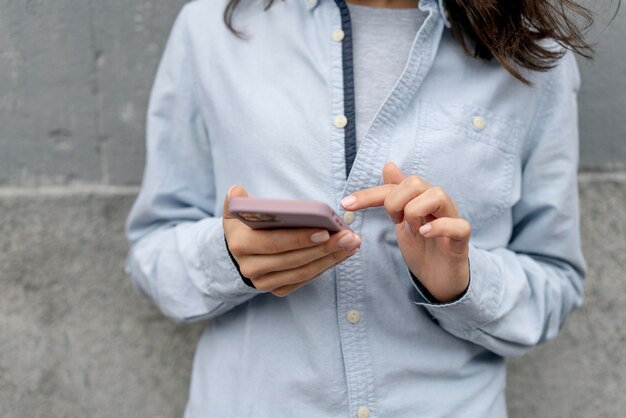 デバイスを保持している女性をクローズアップ