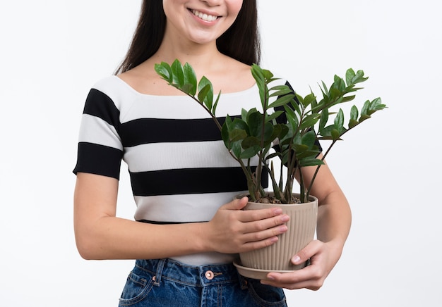 Foto gratuita vaso di fiore della tenuta della donna del primo piano