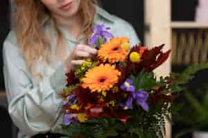 Foto gratuita close up donna con bouquet di fiori