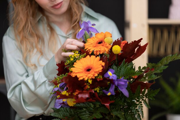 Крупным планом женщина, держащая букет цветов