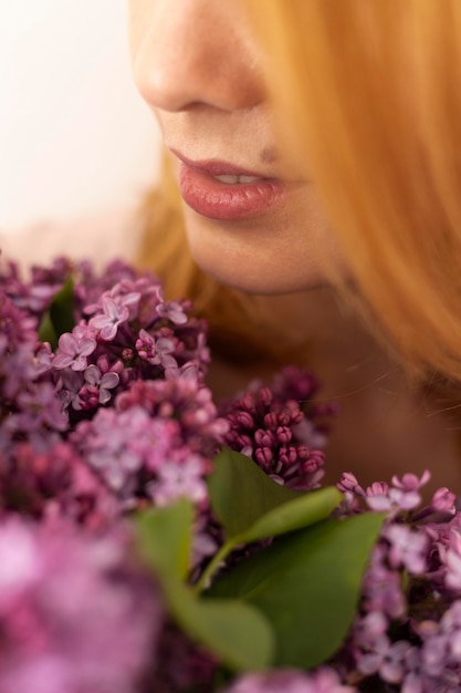 Close up donna con fiori