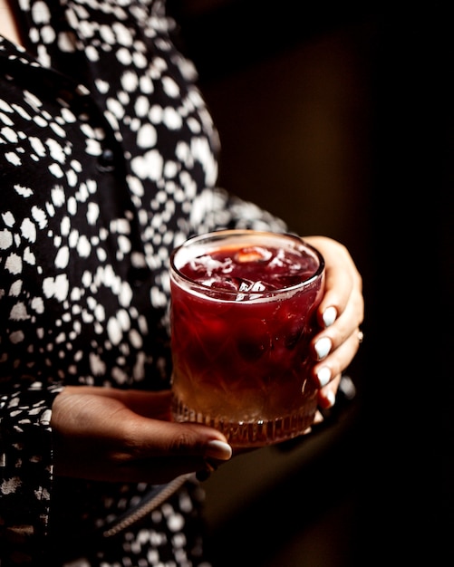 Foto gratuita chiuda in su della donna che tiene un bicchiere di cocktail