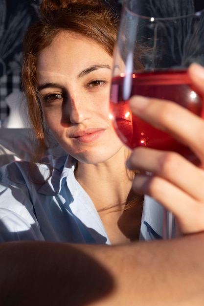 Foto gratuita chiuda sulla donna che tiene il vetro