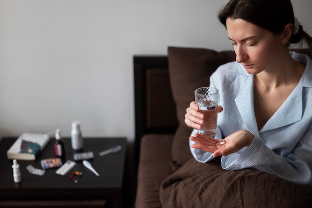 Foto gratuita chiuda sul vetro della holding della donna