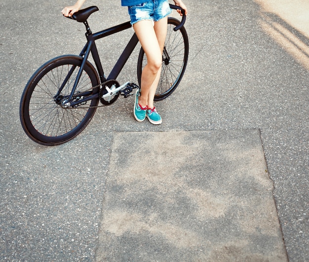 그녀의 자전거를 들고 여자의 근접 촬영