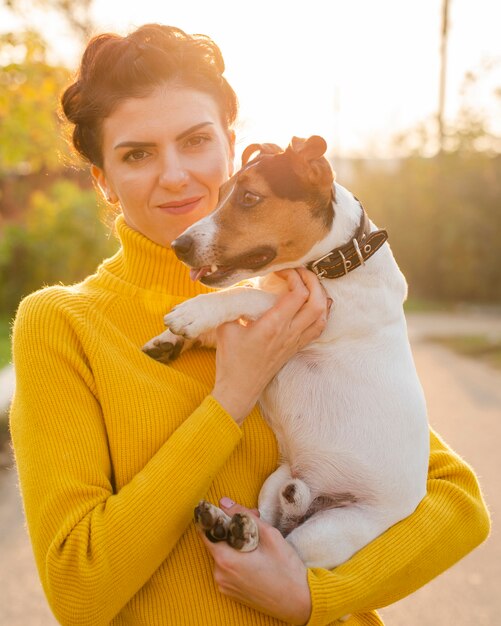 彼女の犬を保持しているクローズアップの女性