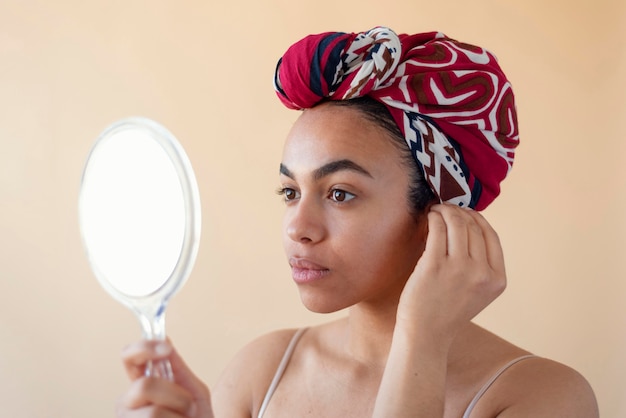 Foto gratuita chiuda sullo specchio della holding della donna