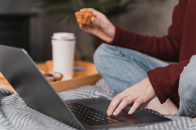 Free photo close-up woman holding muffin