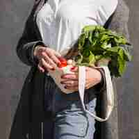 Free photo close-up woman holding organic vegetables