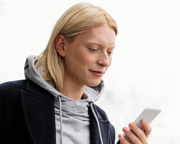 電話を保持しているクローズアップの女性