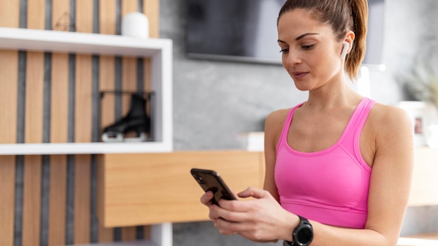 Foto gratuita chiuda sul telefono della holding della donna