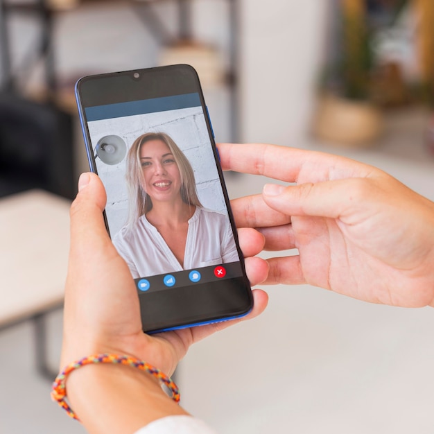 Free photo close-up woman holding smartphone