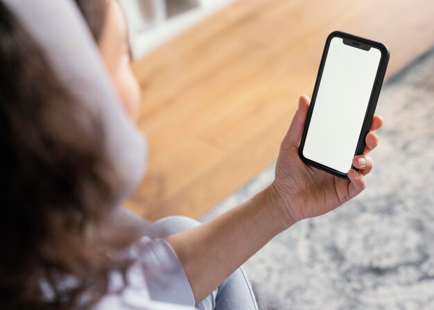 スマートフォンを持っている女性をクローズアップ
