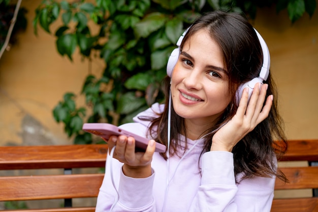 Foto gratuita primo piano donna che tiene smartphone