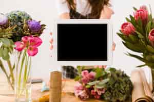 Free photo close-up woman holding a tablet indoors