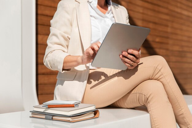 タブレットを保持しているクローズアップの女性