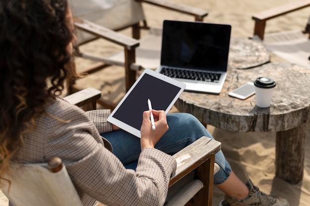 タブレットを保持している女性をクローズアップ