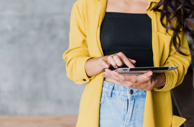 タブレットを保持しているクローズアップの女性