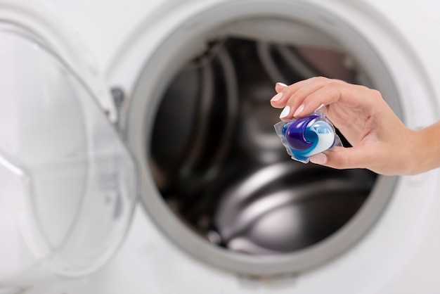 Free photo close-up woman holding a washing tablet