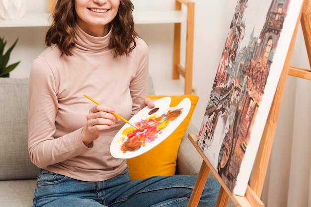 Foto gratuita donna del primo piano a casa che dipinge