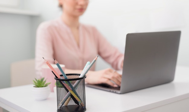 Free photo close-up woman at home working