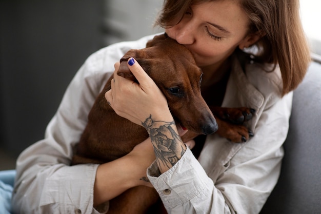 Крупным планом женщина обнимает свою собаку