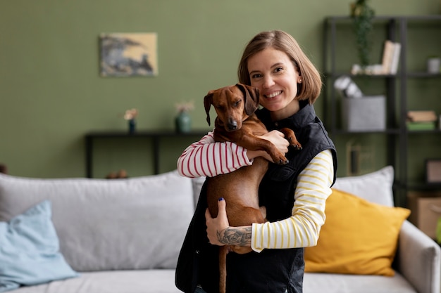 Primo piano sulla donna che abbraccia il suo cane