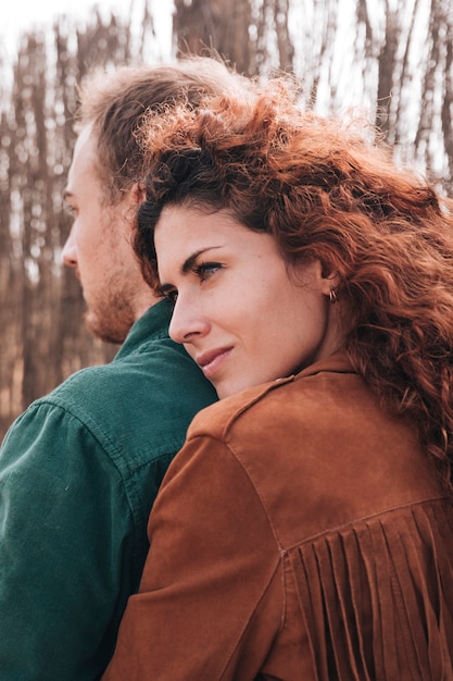 Donna del primo piano che abbraccia uomo