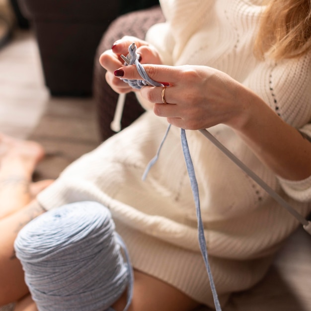 무료 사진 드레스 crocheting에 근접 여자