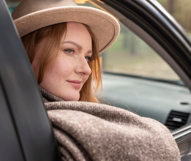 車内の女性をクローズアップ