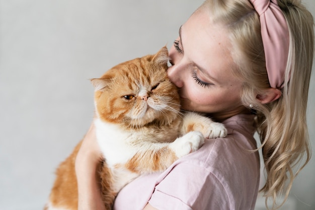 Foto gratuita primo piano donna che bacia gatto
