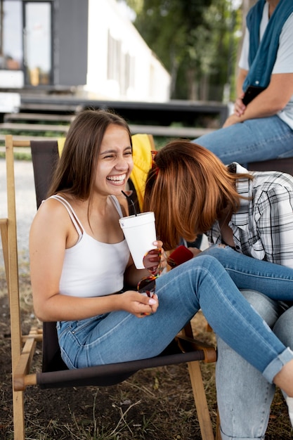 Foto gratuita primo piano donna che ride all'aperto