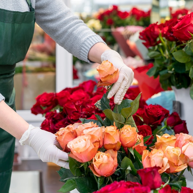 Foto gratuita fiori di cura della donna del primo piano