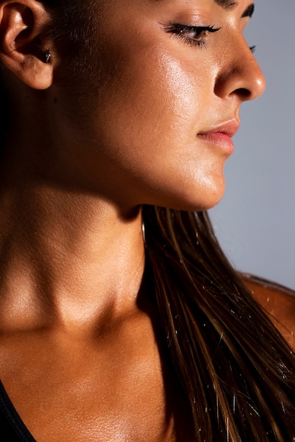 Close-up woman looking away – Free Stock Photos