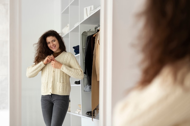 Primo piano donna che si guarda allo specchio