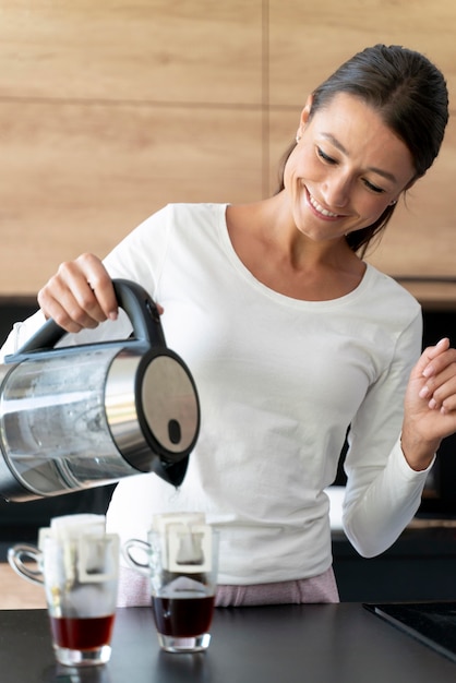 Foto gratuita primo piano sulla donna che fa il caffè