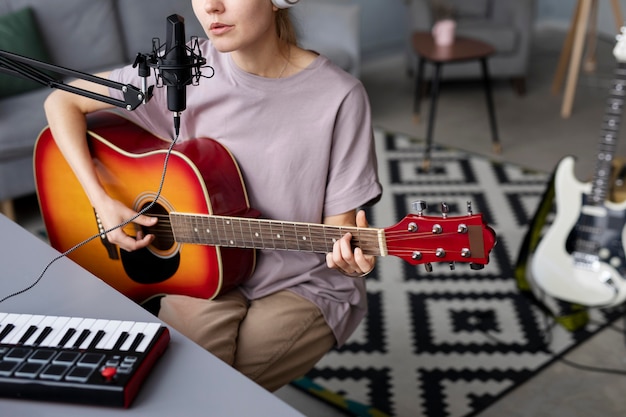 Крупным планом женщина, делающая музыку дома