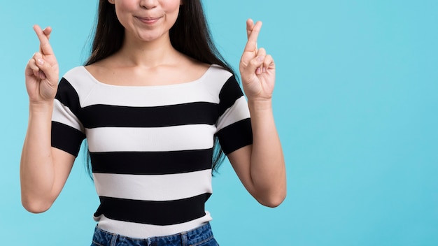 Foto gratuita donna del primo piano che esprime un desiderio