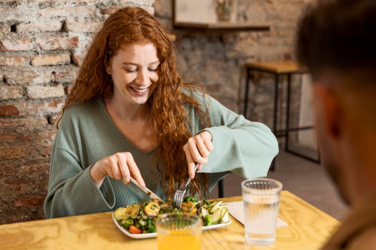 Free Photo close up woman and man at restaurant