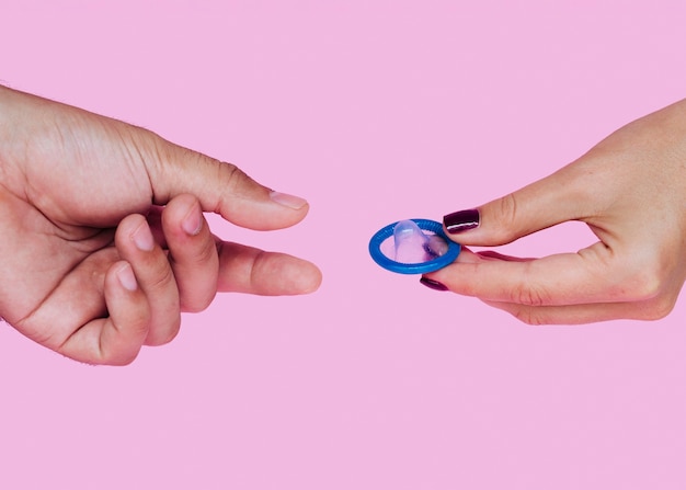 Крупным планом женщина и мужчина с синим презервативом