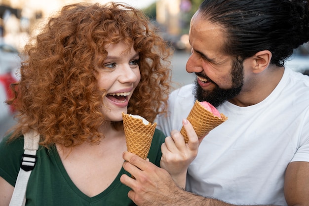 アイスクリームで女性と男性をクローズアップ