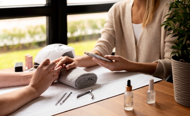 Foto gratuita primo piano donna all'appuntamento per la manicure