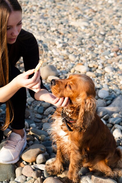 彼女の犬をかわいがるクローズアップ女性