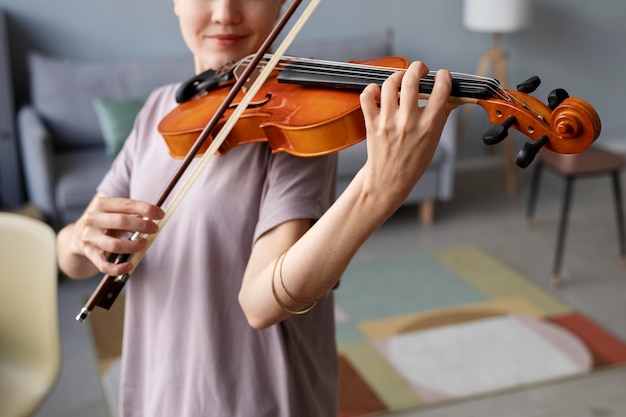 Close up woman playing the violin